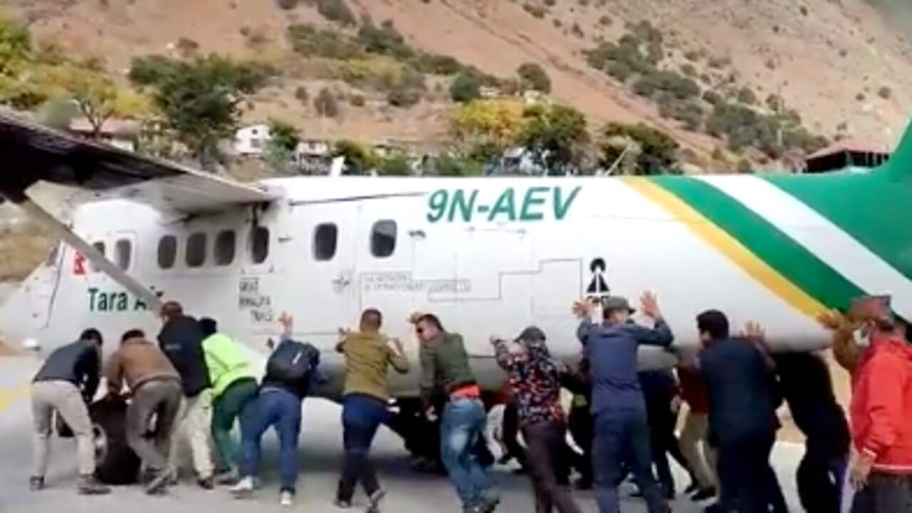 Beeld uit video: Passagiers duwen defect vliegtuigje van landingsbaan in Nepal