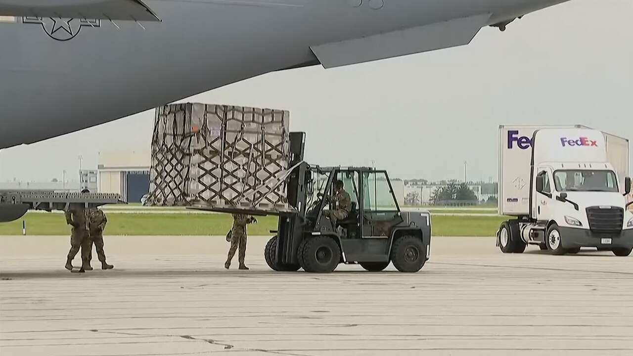 Beeld uit video: VS ontvangt wegens tekort grote lading babyvoeding uit Europa