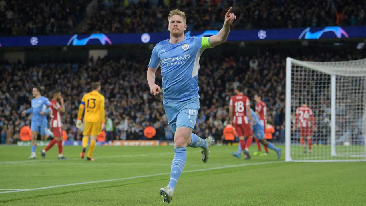 Kevin De Bruyne applauds after a goal against Atlético Madrid.