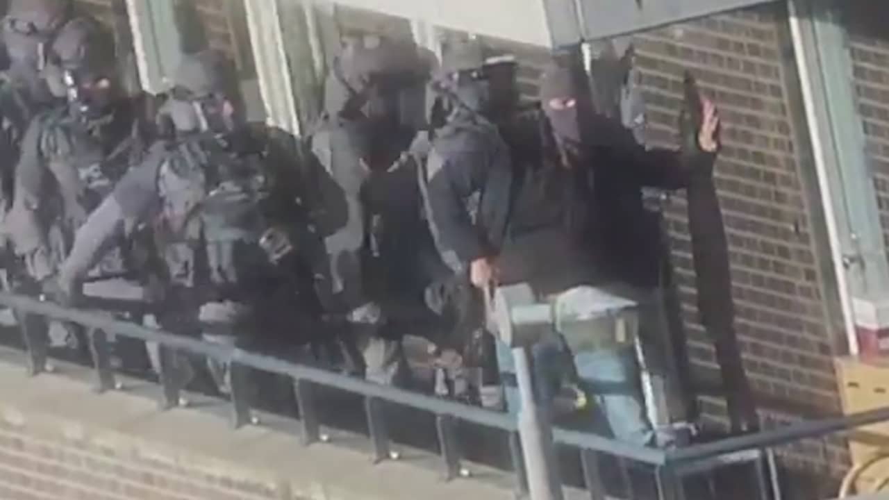 Beeld uit video: Politie arresteert verdachten van beramen aanslag in Nederland