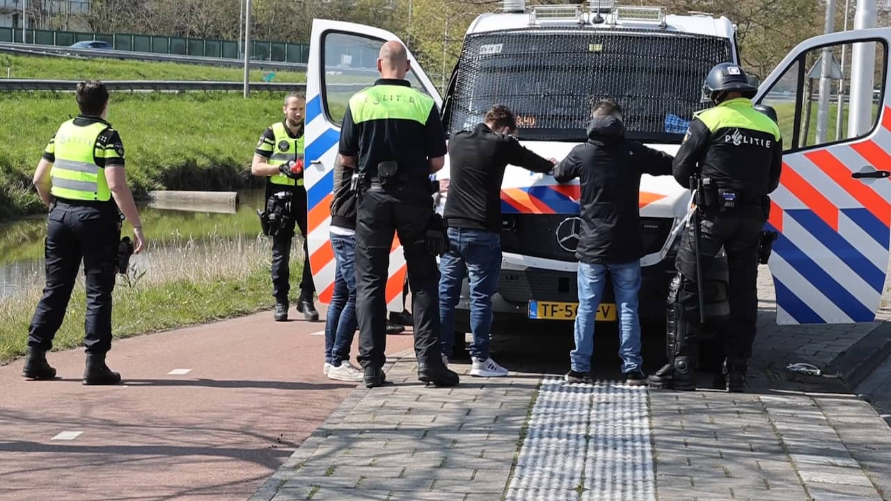 Beeld uit video: Voetbalsupporters aangehouden na gevecht bij Ikea Delft