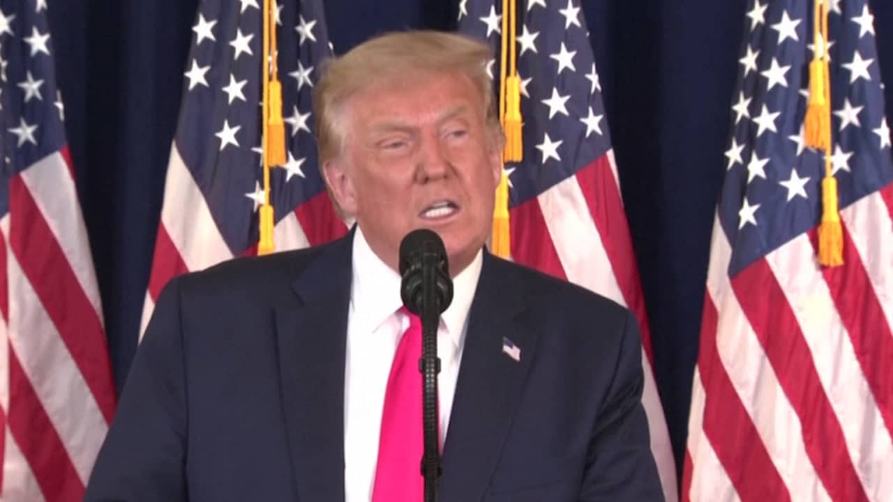 Beeld uit video: Trump ondertekent steunpakket: '400 dollar voor financieel geraakte Amerikaan'