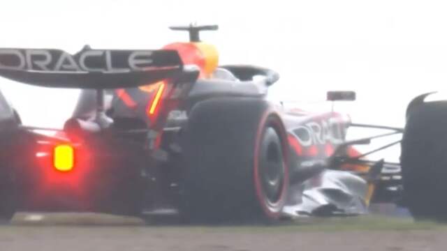 Verstappen glijdt van de baan in Britse regen