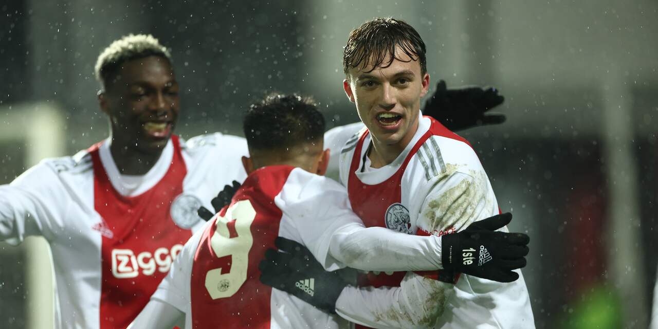 Jong Ajax klopt Emmen met Daramy, kolderiek eigen doelpunt Jong PSV