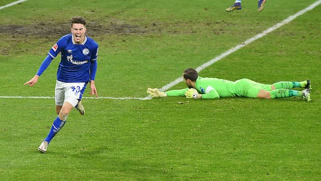 De negentienjarige Matthew Hoppe was met een hattrick de grote man bij Schalke 04.
