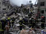 Reddingswerkers zoeken overlevenden onder puin na raketaanval Dnipro
