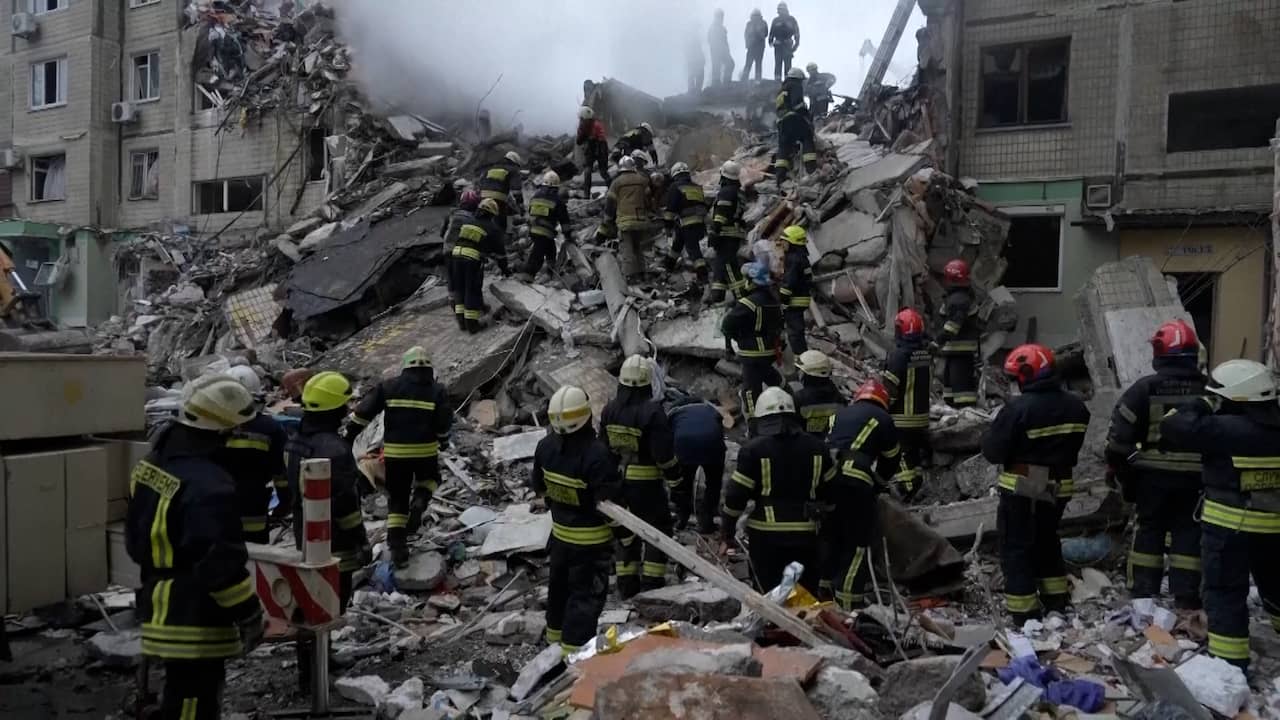 Beeld uit video: Reddingswerkers zoeken overlevenden onder puin na raketaanval Dnipro