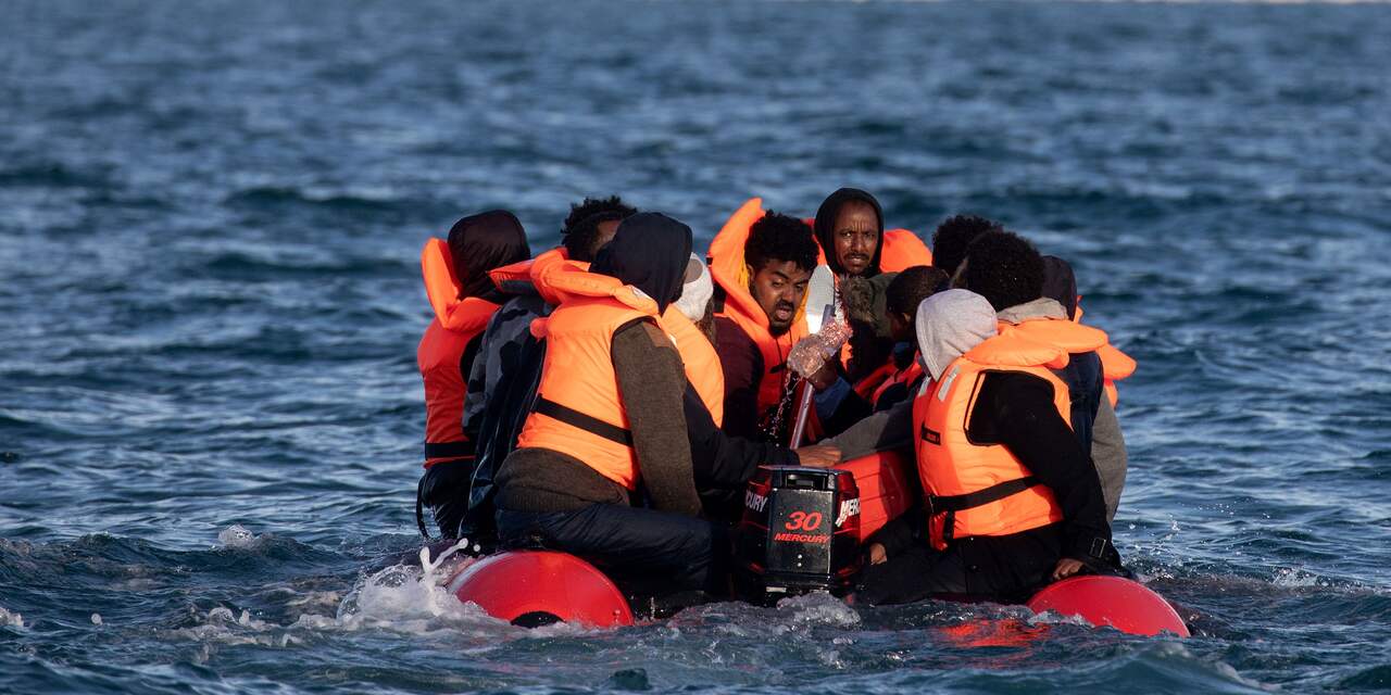 VK vraagt Frankrijk om voortaan alle bootvluchtelingen terug te nemen