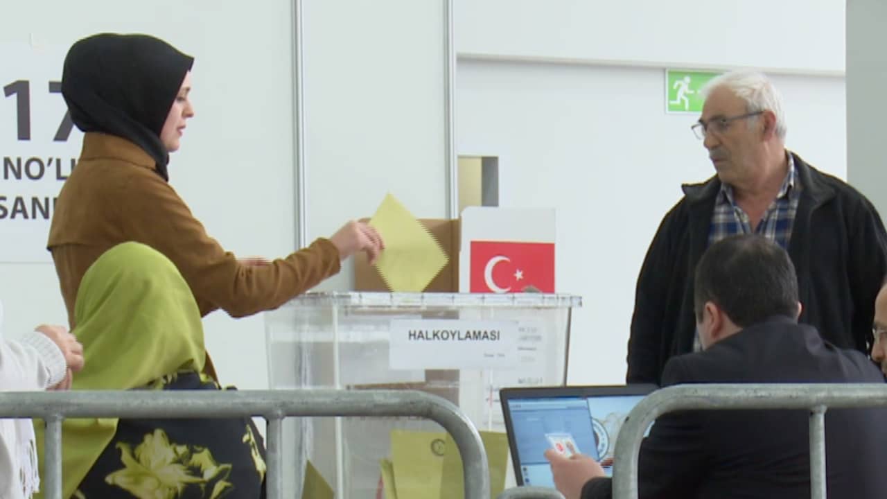 Beeld uit video: Turkse Nederlanders brengen hun stem uit voor referendum Turkije