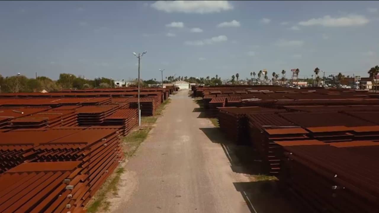 Beeld uit video: Drone filmt ongebruikt bouwmateriaal voor muur tussen VS en Mexico