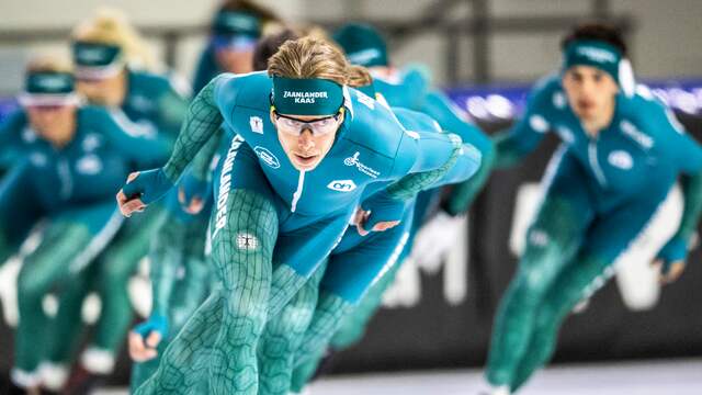 Jorrit Bergsma rijdt tijdens een training van Team Zaanlander op kop van de groep.