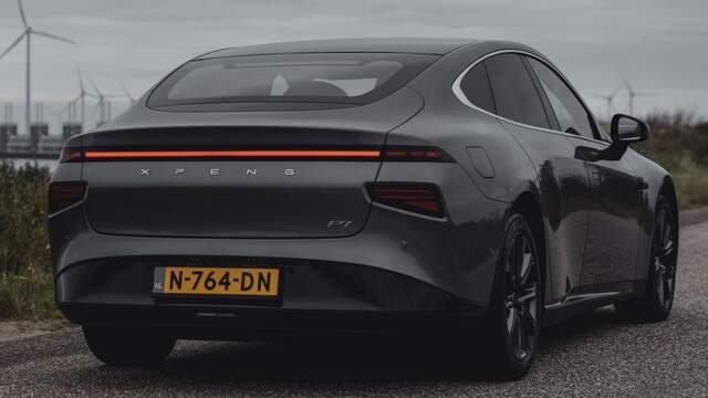 De Xpeng P7 is een imposante auto.