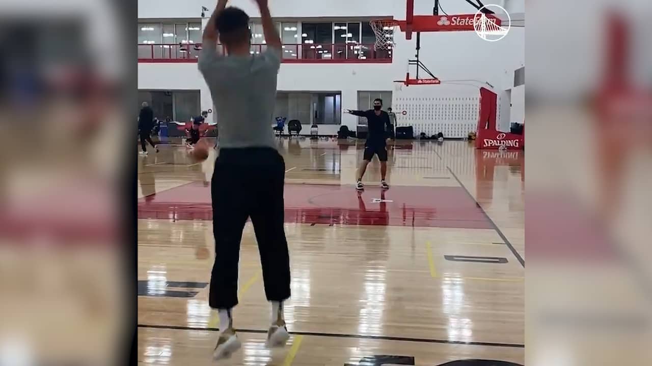 Beeld uit video: NBA-ster Curry maakt 105 driepunters achter elkaar tijdens training
