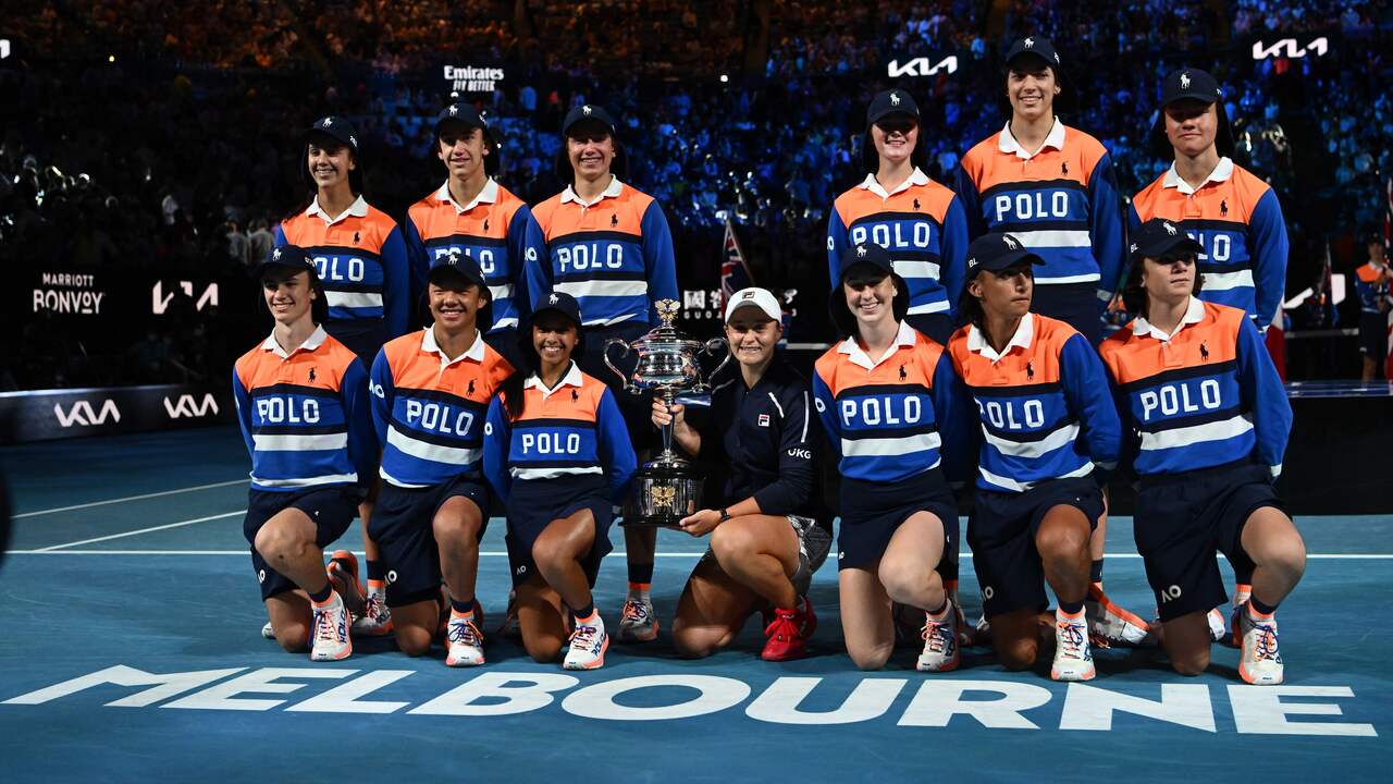 Ashleigh Barty ging na de finale nog even met alle ballenjongens- en meisjes op de foto.