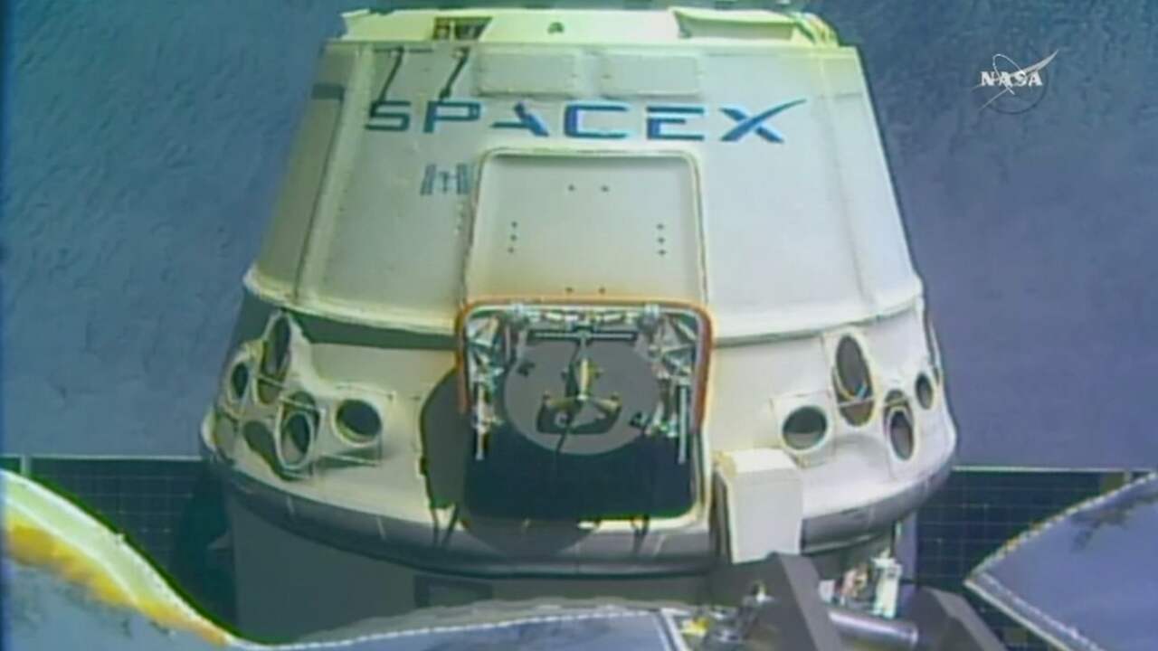 Beeld uit video: Ruimteschip 'Dragon' succesvol losgekoppeld en op terugweg naar aarde