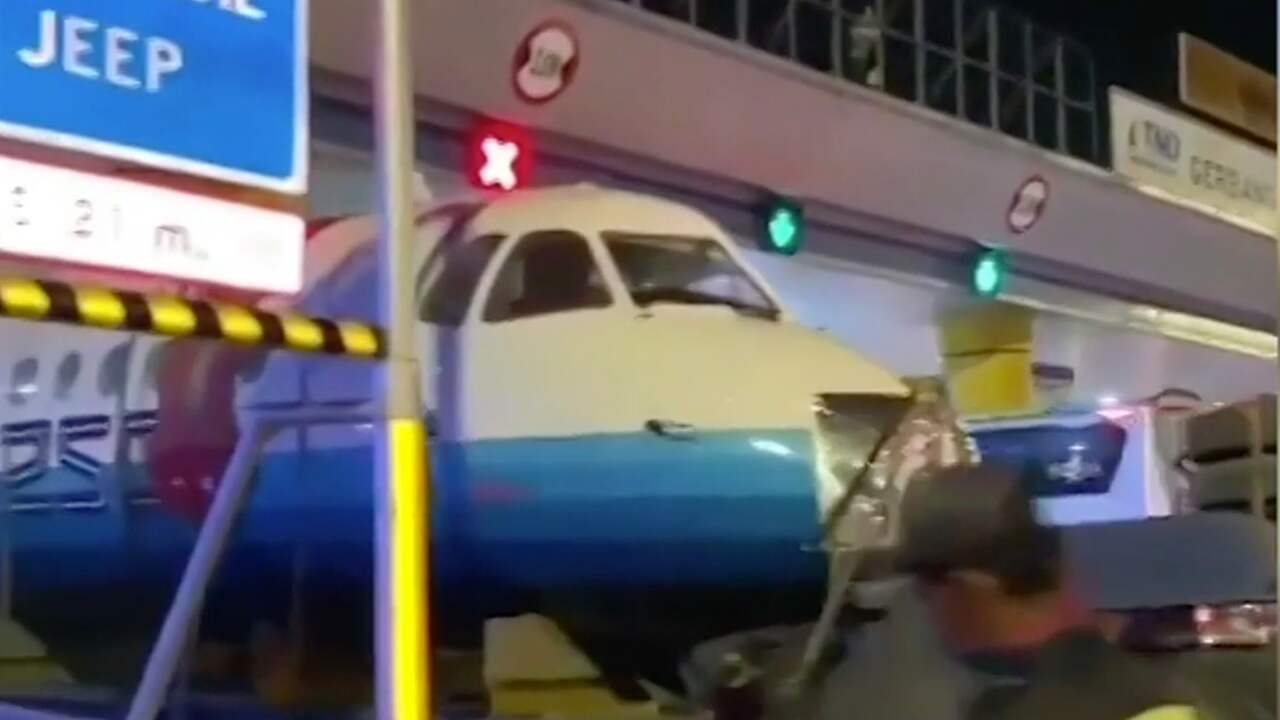 Beeld uit video: Zeldzaam vliegtuig zit klem onder tolpoort in Indonesië