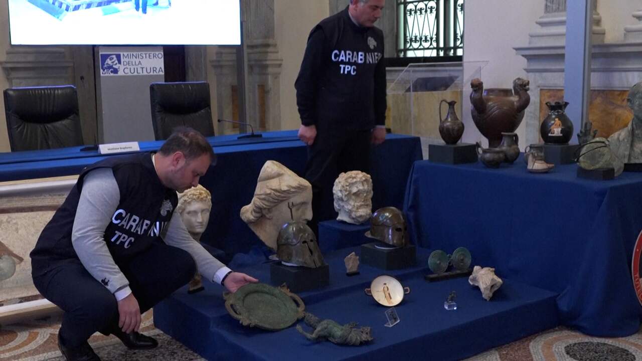 Beeld uit video: VS geeft tientallen gestolen museumstukken terug aan Italië