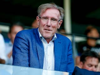 PSV krijgt kampioensschaal uit handen van oud-keeper Hans van Breukelen