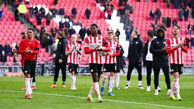 De spelers van PSV bedanken het publiek.