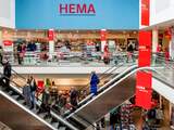 Vrouw wandelt over vluchtstrook A10 richting HEMA-winkel