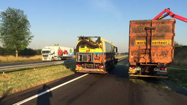 A58 weer open na bergen gekantelde truck met augurken. A58 weer open na bergen gekantelde truck met augurken.