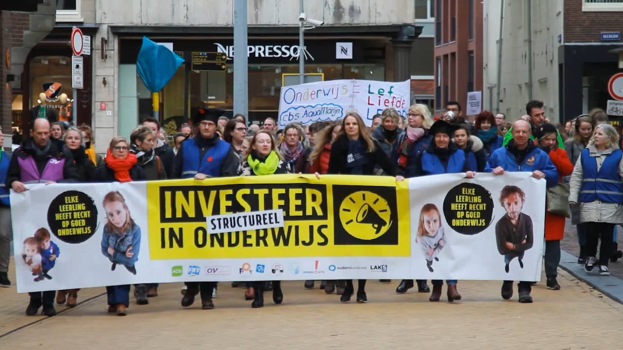 Beeld uit video: Leraren houden stille tocht als protestactie: 'Ze zijn wanhopig'