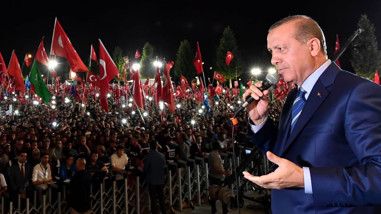 Beeld uit video: Mislukte coup in Turkije ruim één jaar geleden: Dit gebeurde er