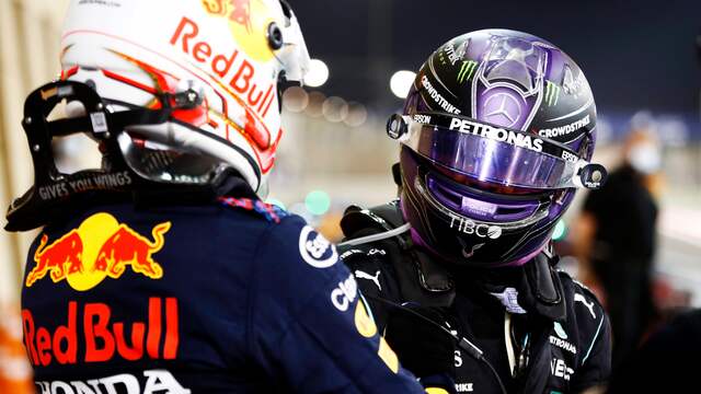 Max Verstappen moest zondag in Bahrein de zege aan Lewis Hamilton laten.
