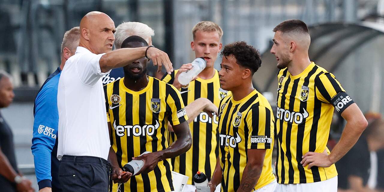Boze Vitesse-trainer Letsch: 'Als je zo verdedigt, ga je geen punten pakken'