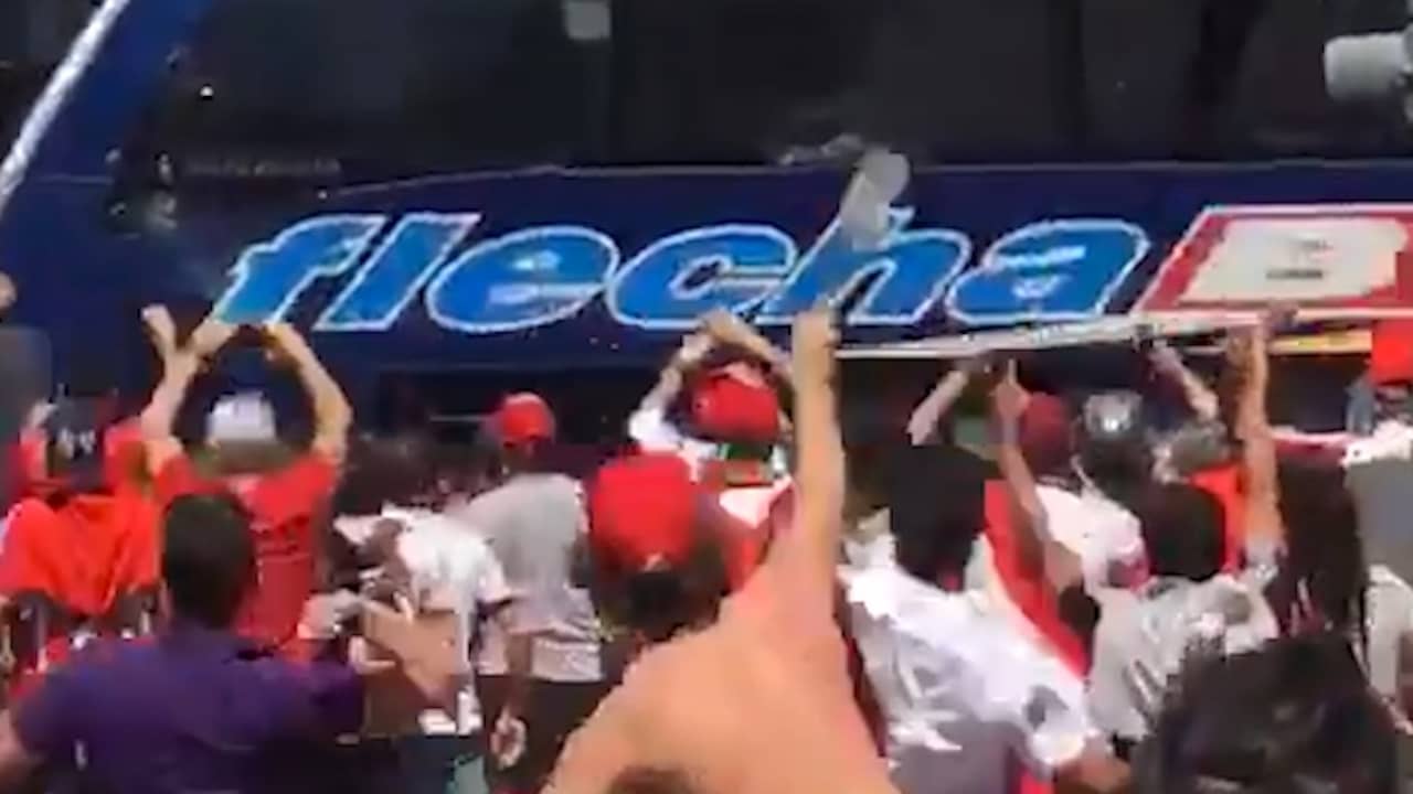 Beeld uit video: Fans River Plate bekogelen spelersbus rivaal Boca Juniors