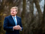Koning Willem-Alexander bedankt Rotterdamse politie en brandweer na rellen