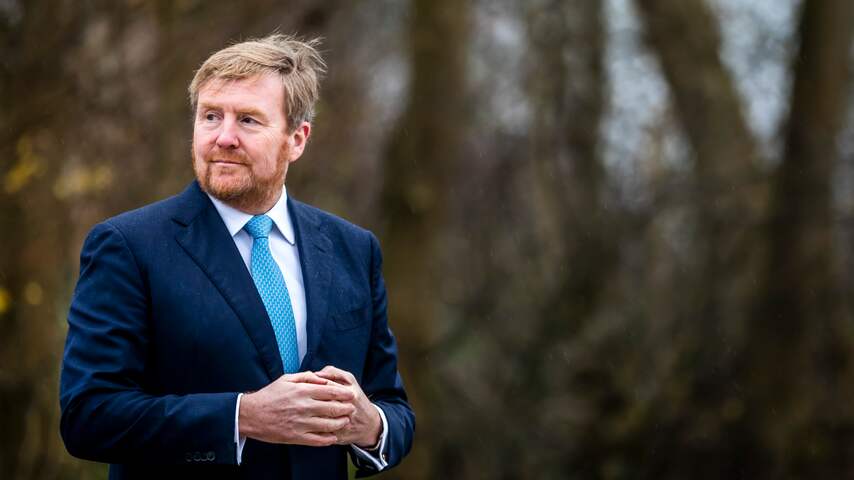 Koning Willem-Alexander bedankt Rotterdamse politie en brandweer na rellen