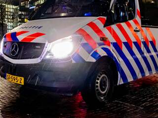 Vrouw schrikt van gewapende overval en springt uit woningraam in Rotterdam