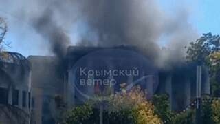 Rook stijgt boven hoofdkwartier Russische vloot op Krim uit