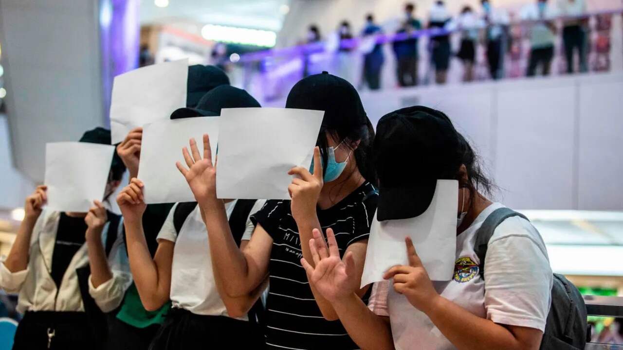 Beeld uit video: Chinese studenten protesteren met witte A4'tjes tegen zerocovidbeleid