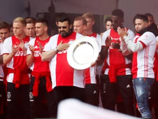 Familie Nouri toont kampioensschaal aan Ajax-fans bij huldiging