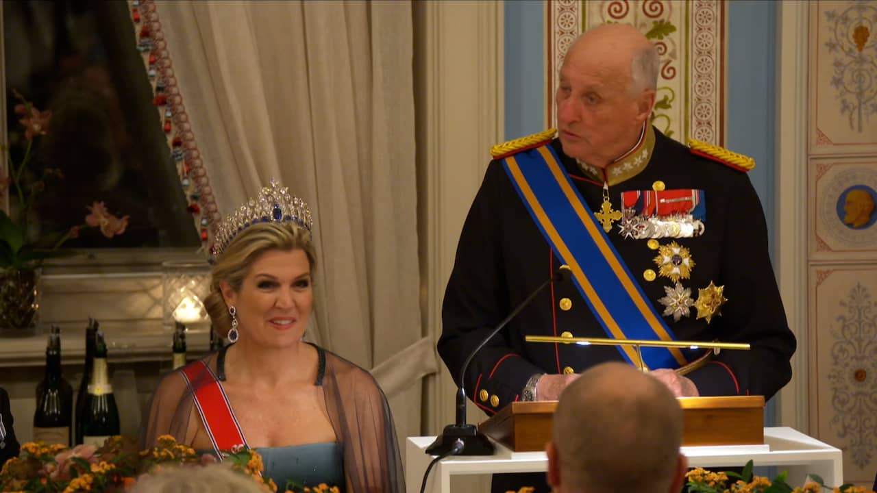 Beeld uit video: Máxima lacht om voetbalgrap van Noorse koning