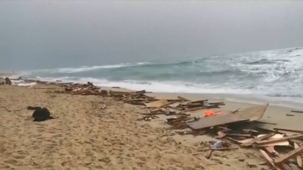 Beeld uit video: Chaos op Italianans strand na aanspoelen vluchtelingenboot