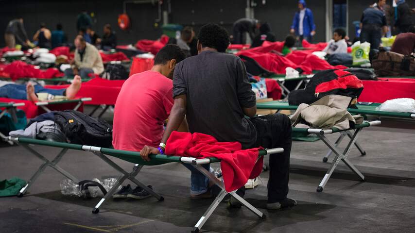 Aantal asielzoekers dat status krijgt ruim gehalveerd