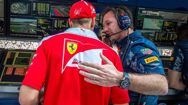 Sebastian Vettel doet zijn beklag bij Christian Horner van Red Bull