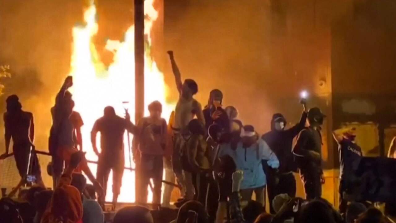 Beeld uit video: Demonstranten steken politiebureau in Minneapolis in brand