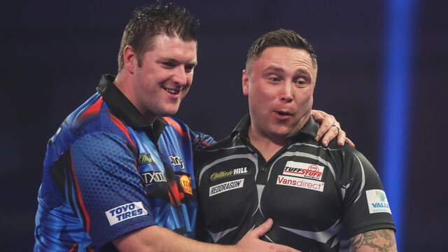 Daryl Gurney feliciteert Gerwyn Price met de zege.