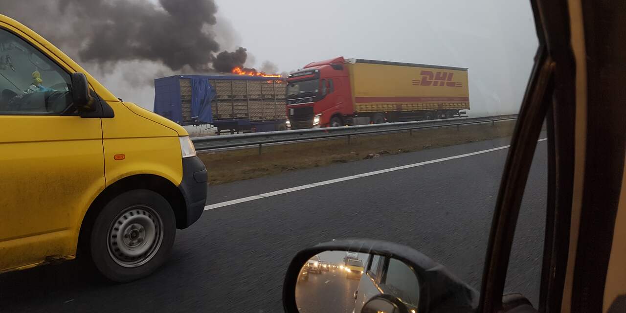 A7 tijdelijk afgesloten door brand in vrachtwagen met kippen