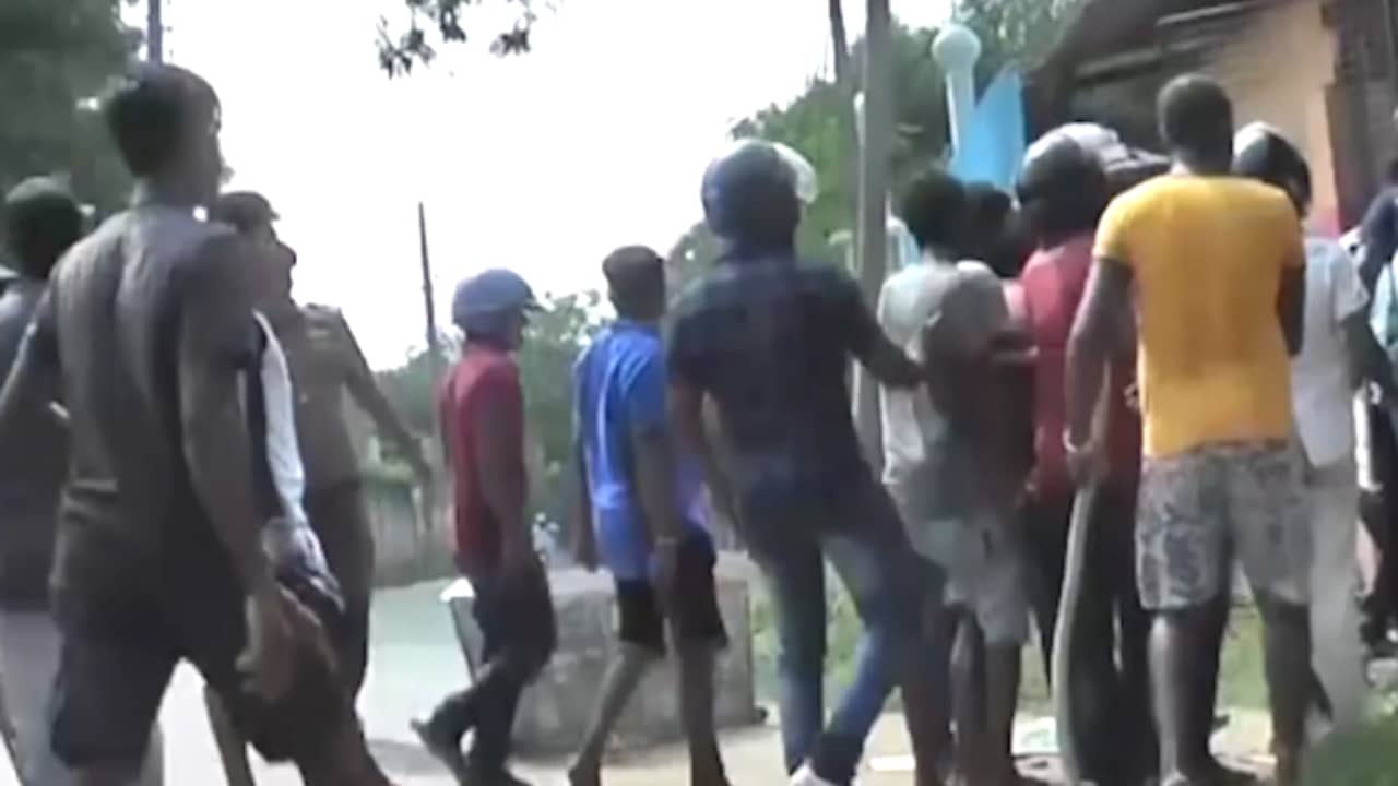 Beeld uit video: Woedende menigte jaagt op moslims na aanslagen in Sri Lanka