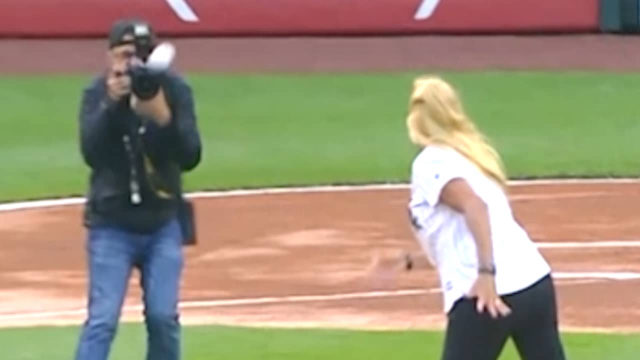 Beeld uit video: Medewerkster van Chicago White Sox raakt fotograaf met honkbal