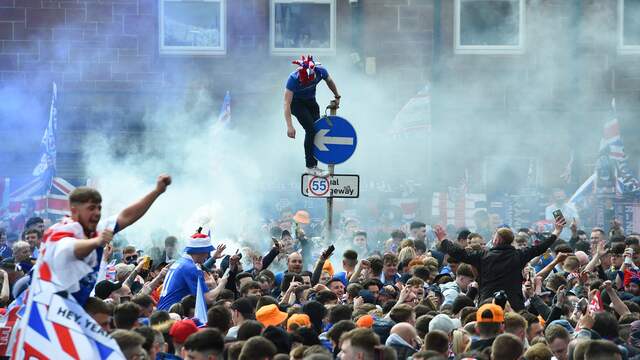 Fans van Rangers vieren de landstitel buiten het stadion.