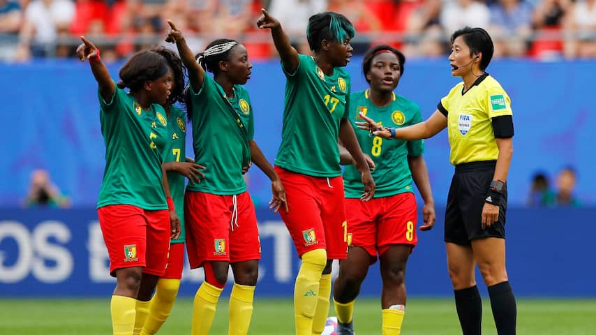 Kameroen verliest in bizar duel van Engeland, Frankrijk na verlenging door