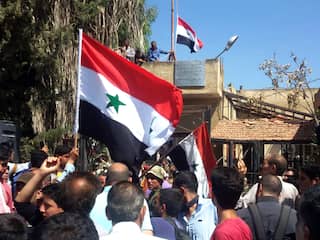 Leger Syrië hijst vlag in stad Daraa waar de opstand jaren geleden begon