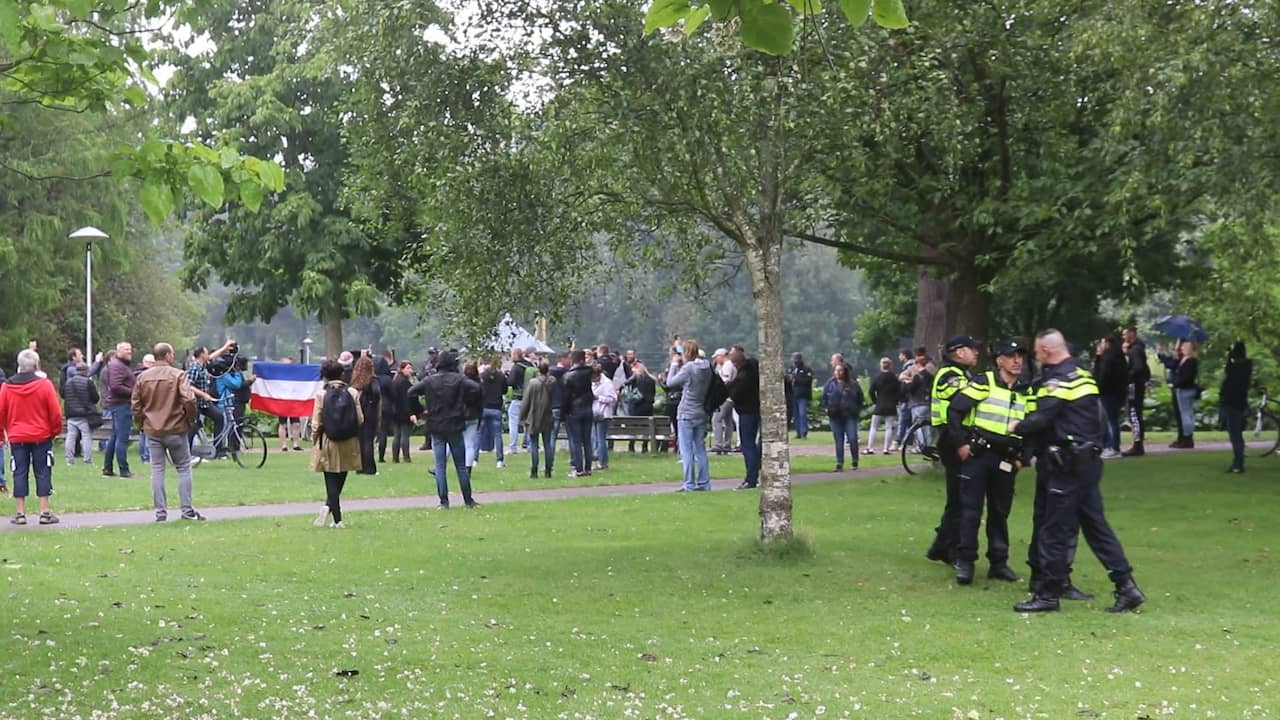 Beeld uit video: Betogers vertrekken uit park Utrecht: 'Ik ga hier nu niet knokken'