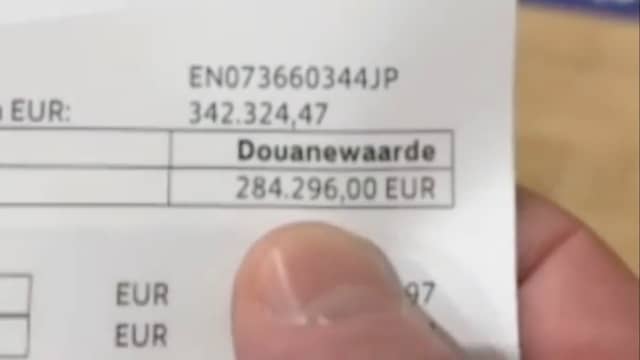 Beeld uit video: Eddy Zoëy moet ruim 72.000 euro betalen voor pakketje